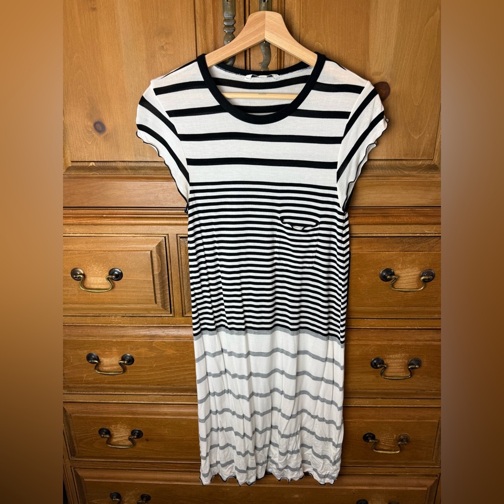 American Eagle Black & White Striped Casual T-Shirt Dress
